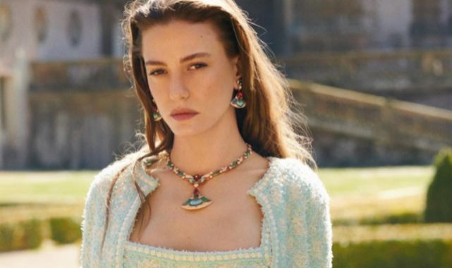 Serenay Sarıkaya ve Mert Demir tatil dönüşü görüntülendi! Havalimanından ayrı ayrı çıktılar