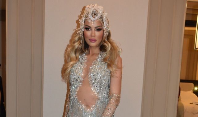 Petek Dinçöz, Cam Şişelerden Tasarlanan Elbisesiyle 2025'e Damga Vurdu