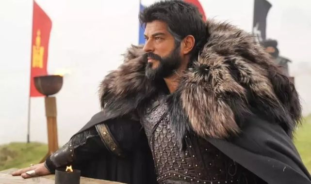 Burak Özçivit aşka geldi! Fahriye Evcen ile romantik paylaşım