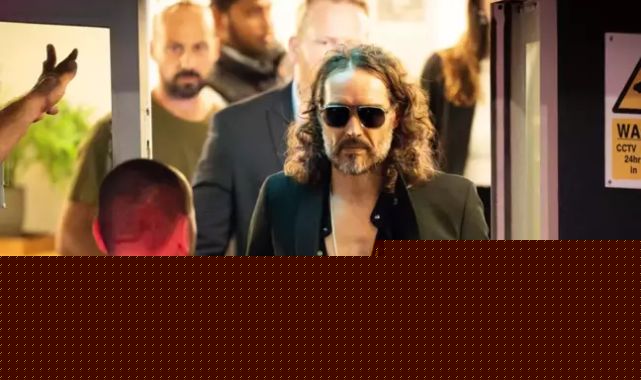 Russell Brand, tecavüz ve cinsel saldırı suçlamalarıyla mahkemeye çıktı