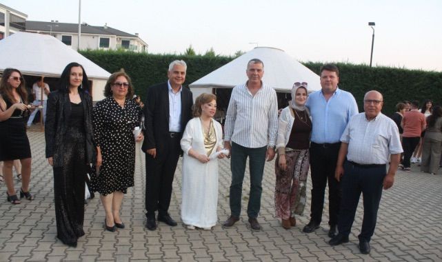 BEDİA AKARTÜRK’ÜN HAYATINDAN İLHAMLA TASARLANAN KIYAFETLER PODYUMDA