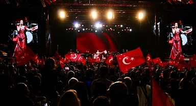 Antalya Cumhuriyet'in 102. Yılını Candan Erçetin'le Coşkuyla Kutladı