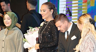 *“KİM DER BANA 53 YAŞINDA!” SEYİRCİLERDEN “TAŞ GİBİSİN!”, “TAŞ BEBEK GİBİSİN!” İLTİFATLARI YAĞDI.*