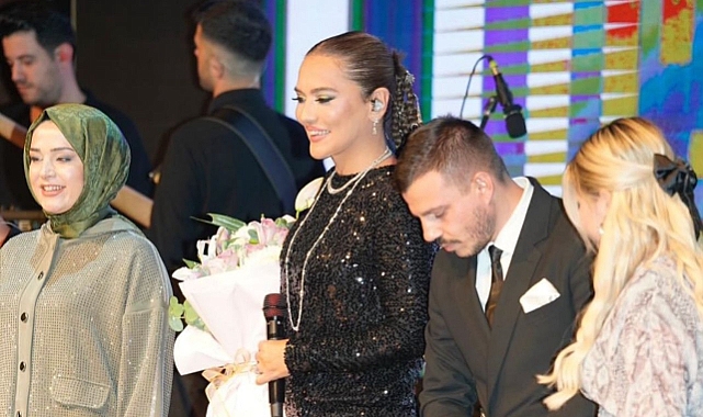 *“KİM DER BANA 53 YAŞINDA!” SEYİRCİLERDEN “TAŞ GİBİSİN!”, “TAŞ BEBEK GİBİSİN!” İLTİFATLARI YAĞDI.*