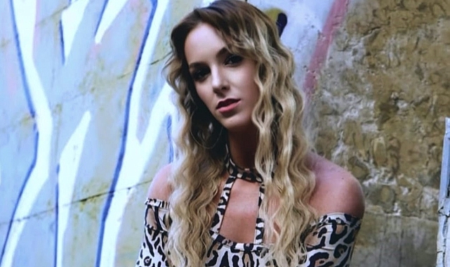 Moda dünyası son dönemde genç, özgüvenli ve ışığıyla dikkat çeken Duygu Coşgun'u konuşuyor: