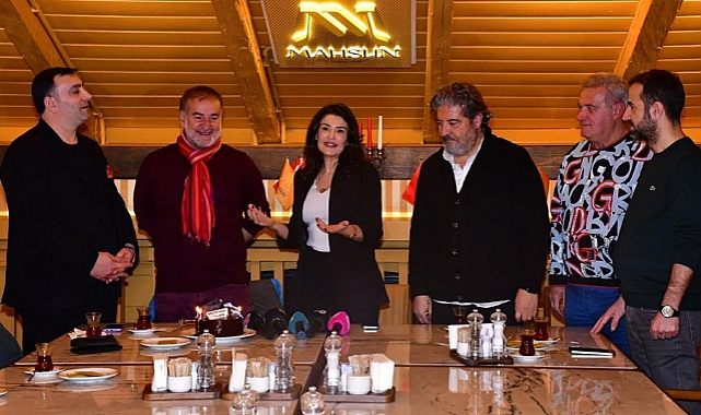 ESRA ÖZTÜRK’TEN SANAT VE DOSTLUKLA ÖRÜLÜ ÖZEL BULUŞMA